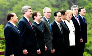 G8 leaders pose for official group photo at summit, in Toyako, Hokkaido, 08 Jul 2008/ Ap